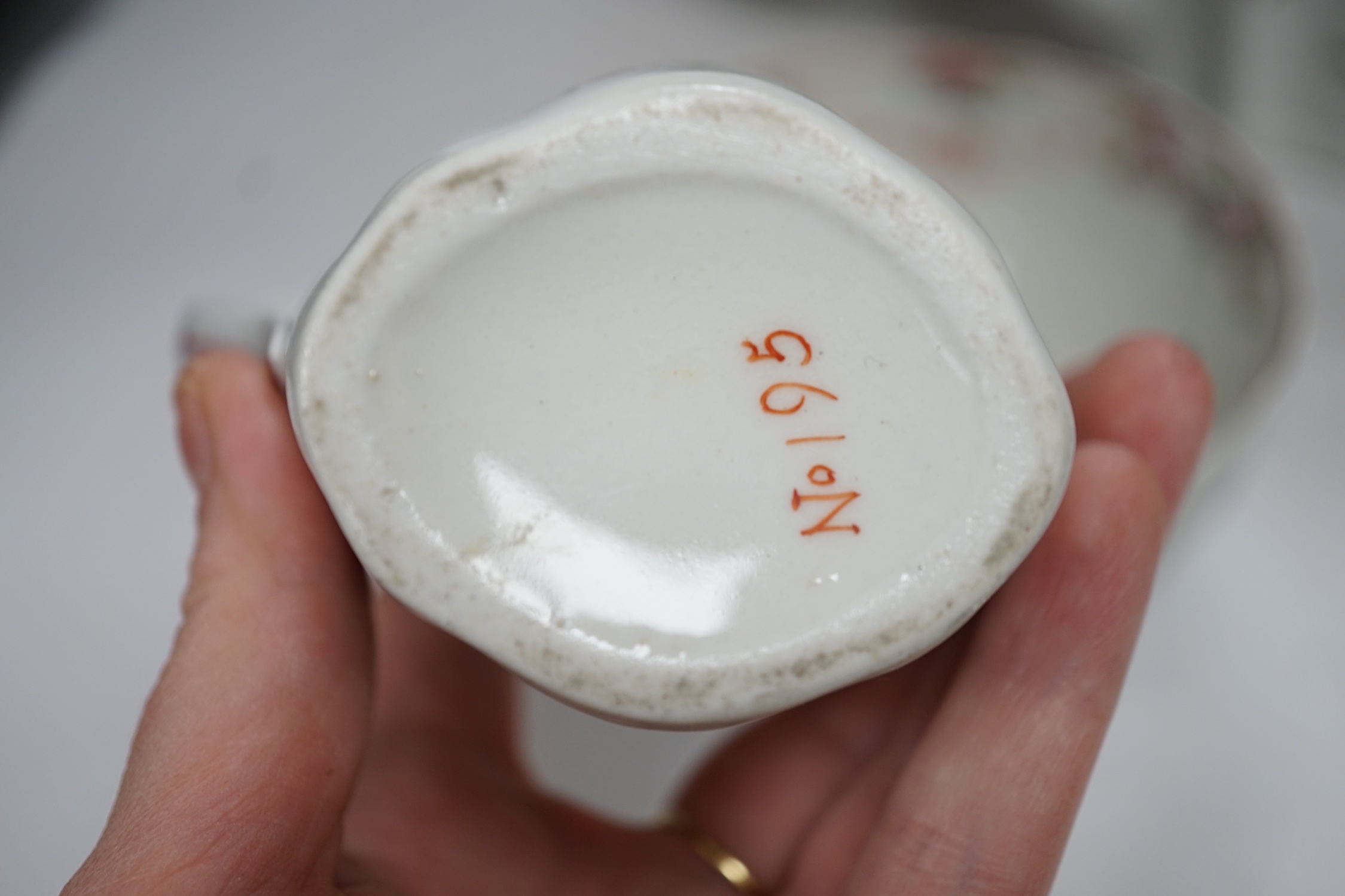 A thirteen piece New Hall porcelain part tea set, ‘knitting wool’ pattern number 195